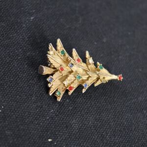 Vintage Gold Tone Christmas‎ Tree Brooch w/ Rhinestones Holiday Pin